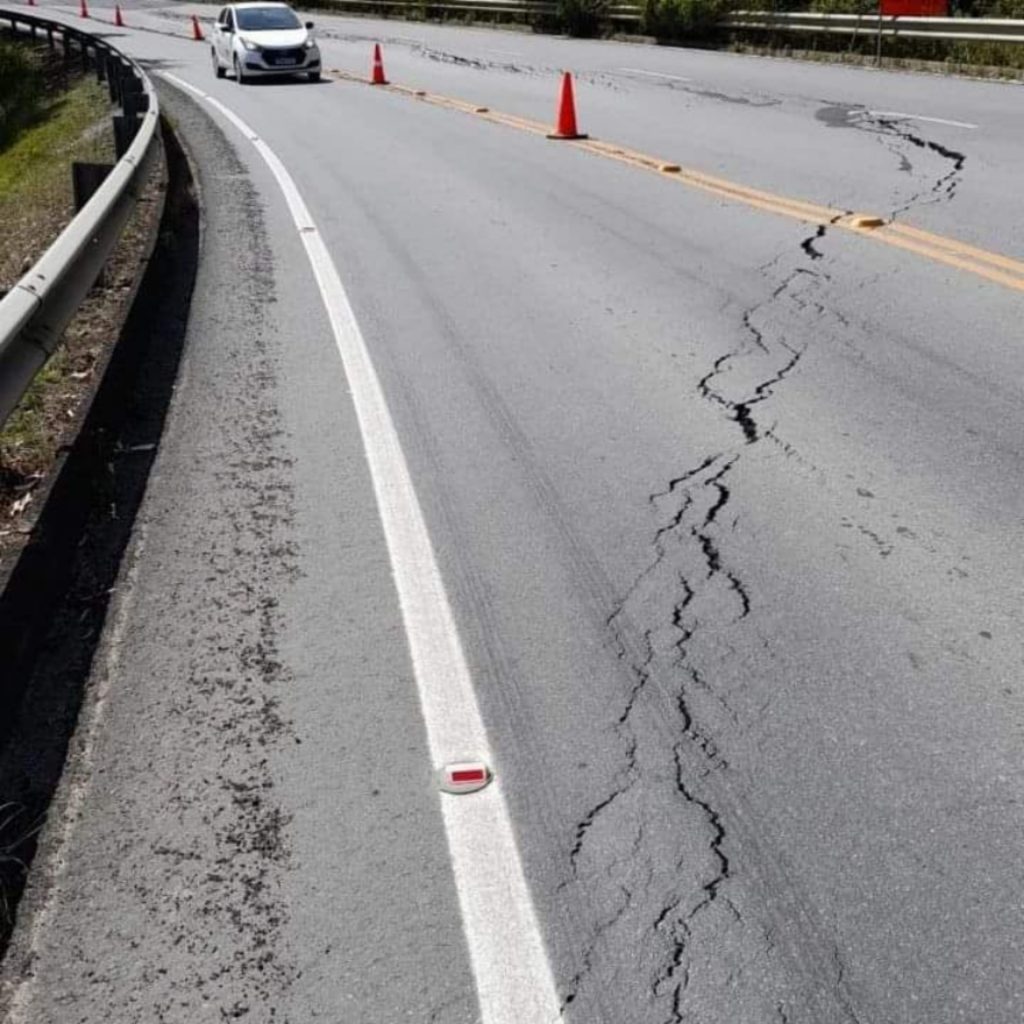 SIE proíbe tráfego de veículos pesados na SC-350 após trincas na rodovia