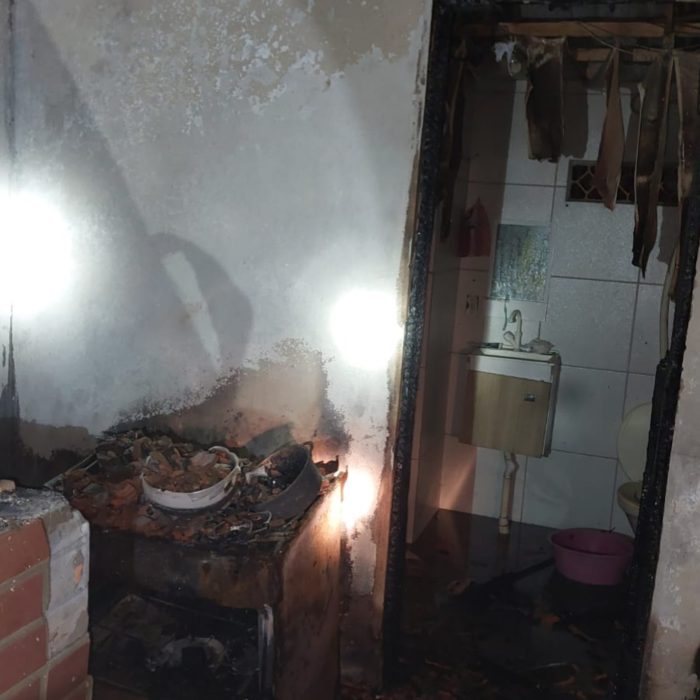 Residência dividida em dois tem parte destruída por incêndio em Gaspar