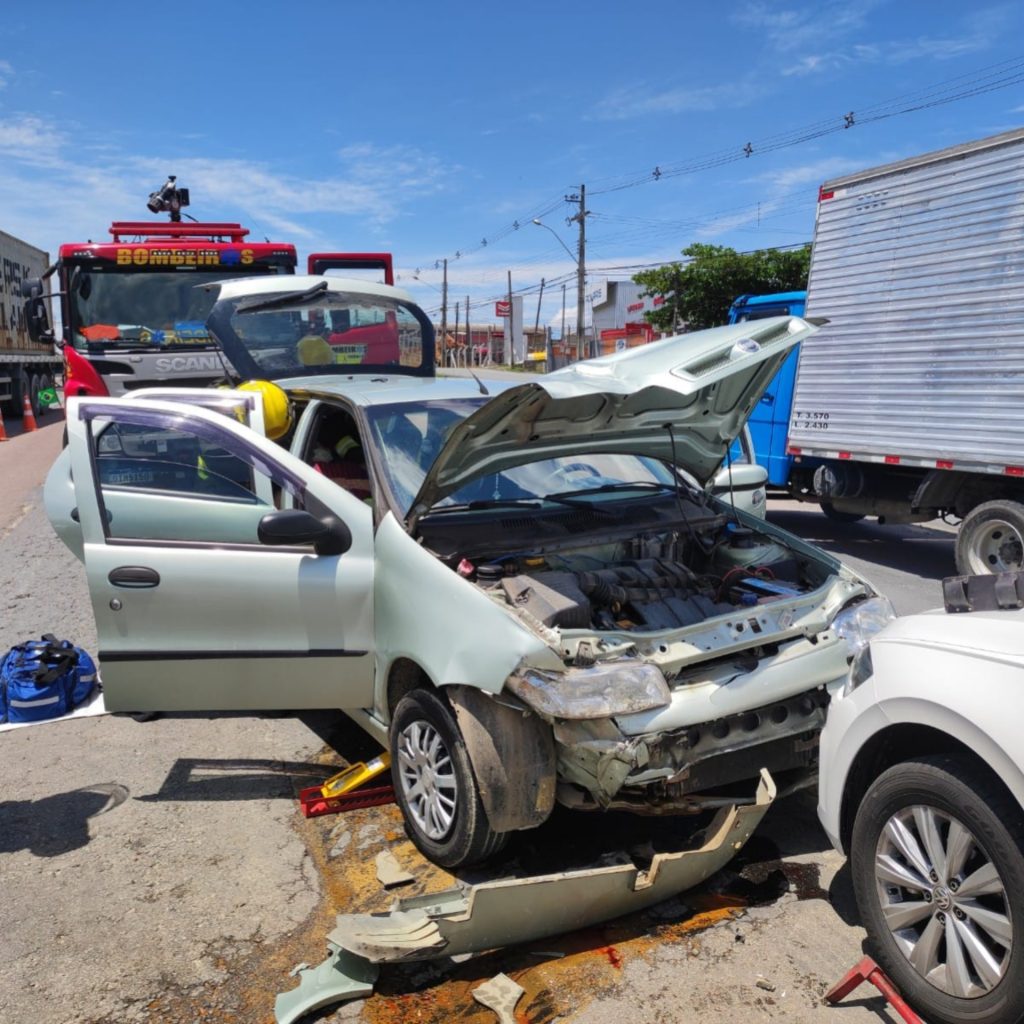 Colisão entre dois veículos deixa mulher ferida em Indaial