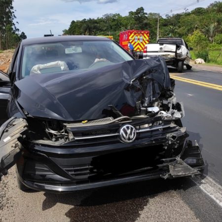 Acidente entre três veículos deixa três pessoas feridas em Indaial