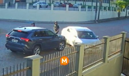 Homens armados roubam veículo em Timbó