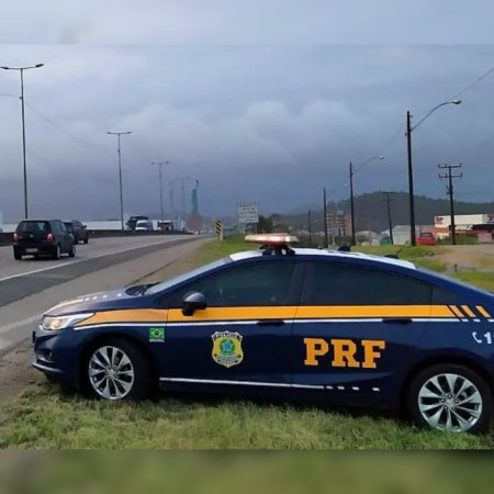 Homem é preso por infringir o código penal durante bloqueio na BR-101 em Joinville
