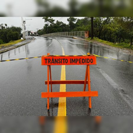 Ponte da Rua Indaial é interditada após deslizamento de terra em Timbó