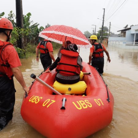51 pessoas ilhadas são resgatadas pelos bombeiros em Guaramirim