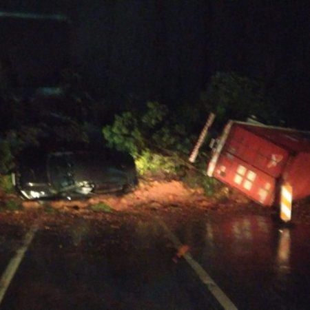 Deslizamento de terra na serra de Guaratuba deixa carros soterrados