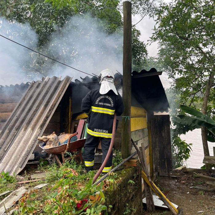 Bombeiros Voluntários atendem ocorrência de incêndio em rancho de Ilhota
