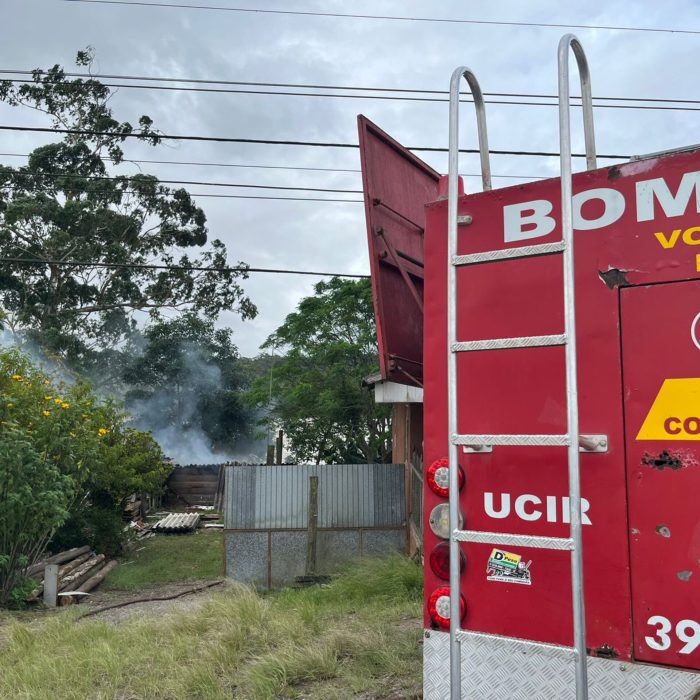 Bombeiros Voluntários atendem ocorrência de incêndio em rancho de Ilhota