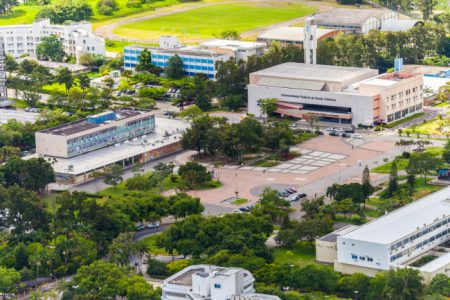 Polícia investiga pichação com ameaça de morte e suástica encontrada na UFSC