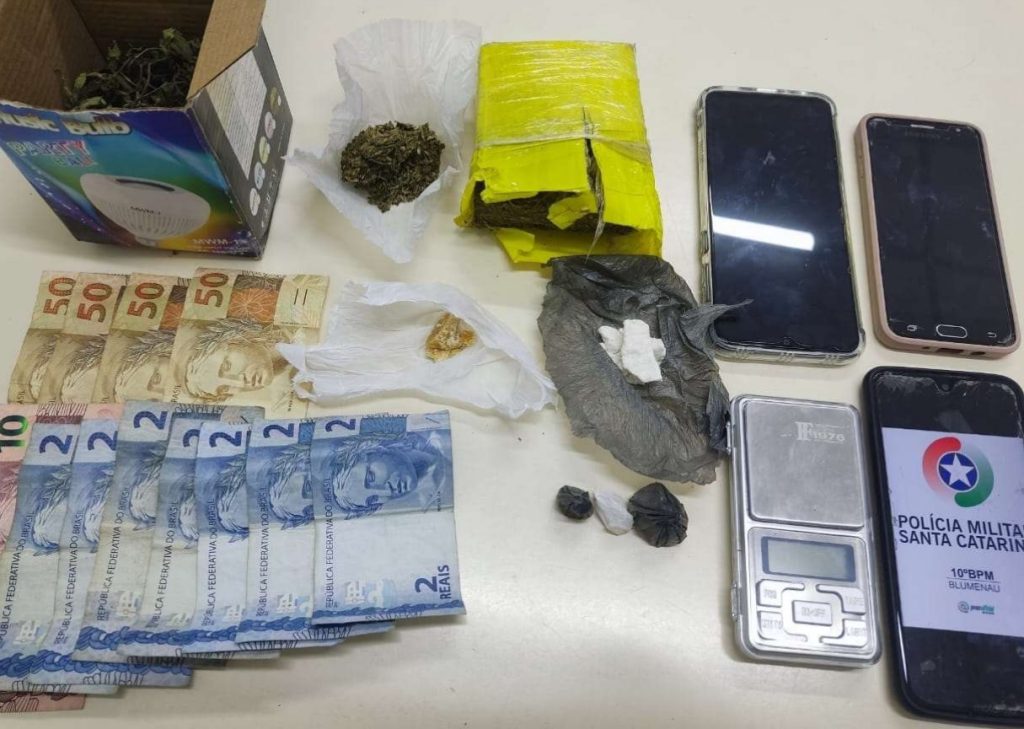 Adolescente de 17 anos é apreendido vendendo drogas em Blumenau