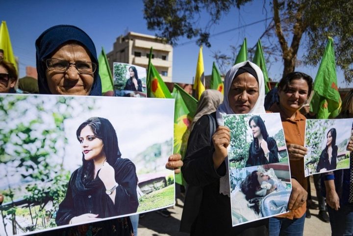 Irã: Morte da jovem Mahsa Amini por usar o véu "errado" desencadeia protestos e massacre