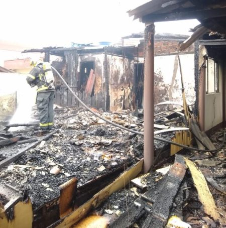 Curto-circuito em quarto de crianças destrói casa em Itajaí
