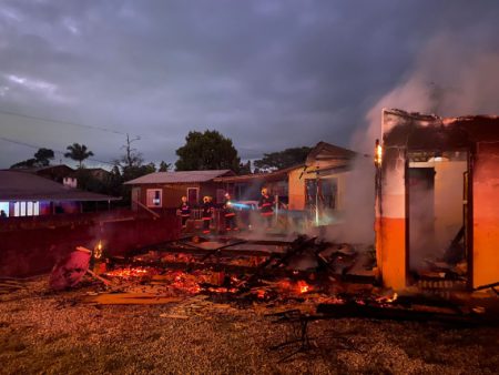 Corpo de Bombeiros controla incêndio que destruiu casa em Ilhota