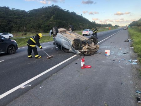 Motorista tem ferimentos leves após capotar carro na BR-470 em Ilhota