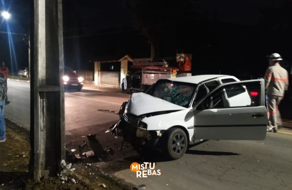 Carro colide contra poste em Timbó e boa parte de Rio dos Cedros fica sem energia