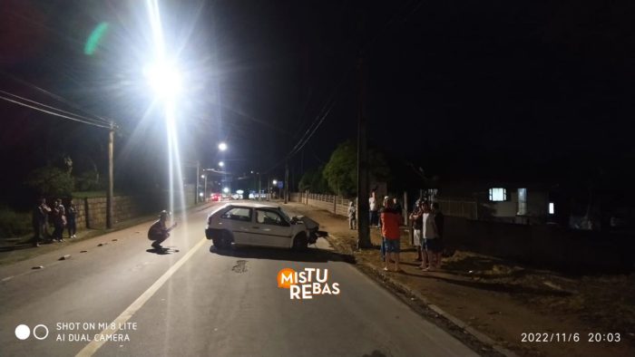 Carro colide contra poste em Timbó e boa parte de Rio dos Cedros fica sem energia