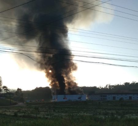 Fogo destrói galpão que armazena algodão entre Gaspar e Brusque