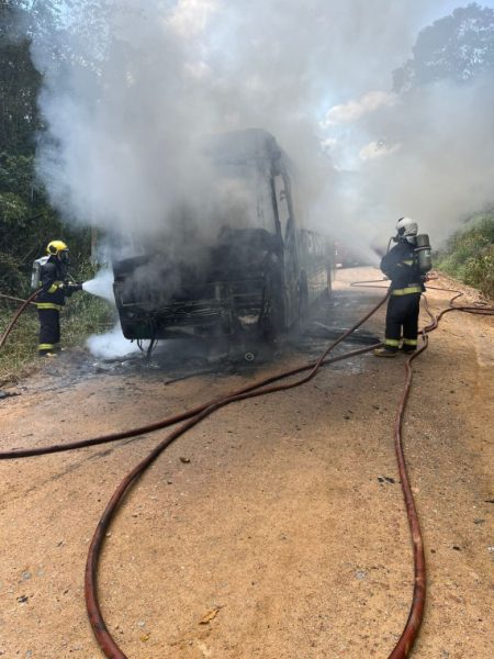 Ônibus é destruído pelo fogo em Ilhota