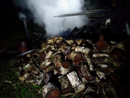 Galpão usado para estocar madeira é destruído pelo fogo em Timbó
