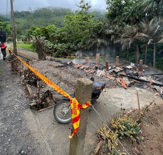 Proprietário de casa que pegou fogo some após Bombeiros controlarem o incêndio em Vidal Ramos