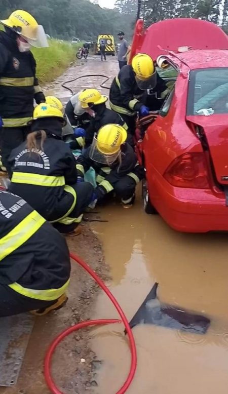 Motorista perde o controle do carro na BR-470 em Indaial