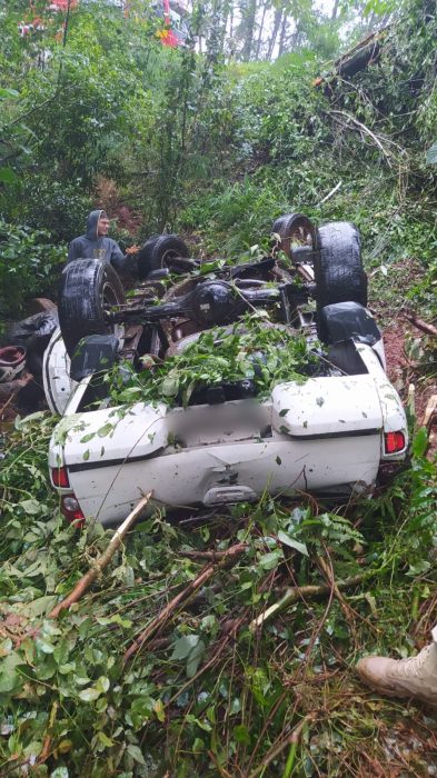 Mulher morre após saída de pista seguida de capotamento em ribanceira de SC 