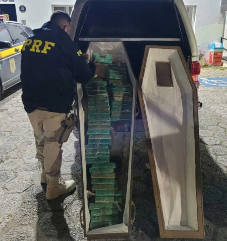 Polícia Rodoviária Federal apreende 50 kg de crack em caixão