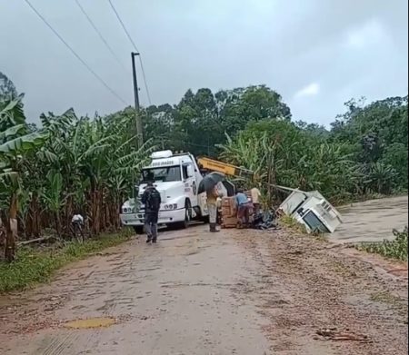 Caminhão com laticínios cai no rio Corupá