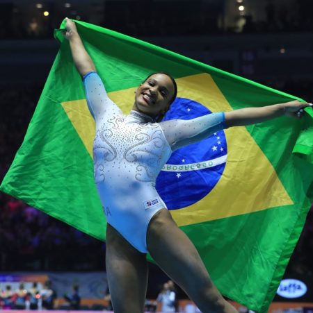 Rebeca Andrade é ouro em Liverpool e se torna a maior ginasta do mundo