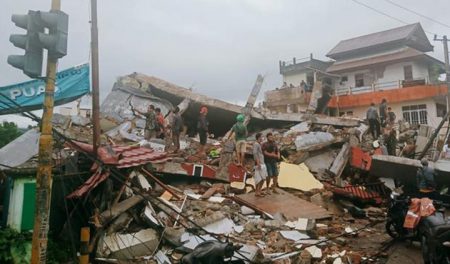 Terremoto de magnitude 5,6 atinge a Indonésia, matando 56 e ferindo 700 pessoas
