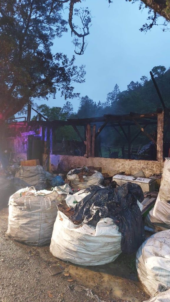 Depósito de materiais reciclados pega fogo em Blumenau