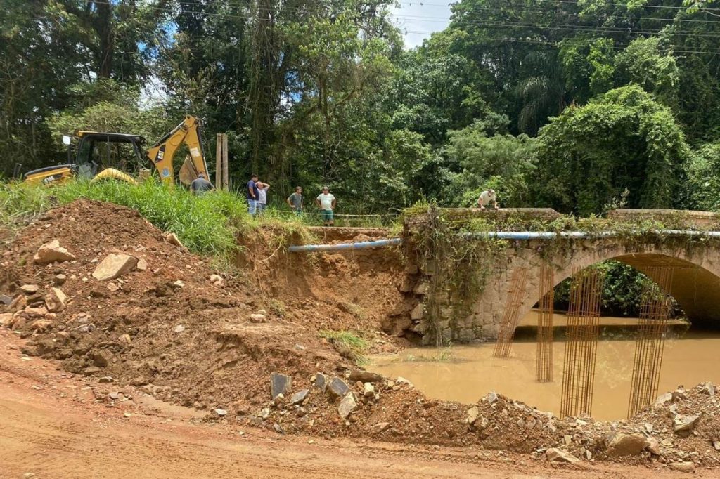 Passagem na ponte de acesso ao bairro Guaricanas está proibida para todos os veículos em Ascurra