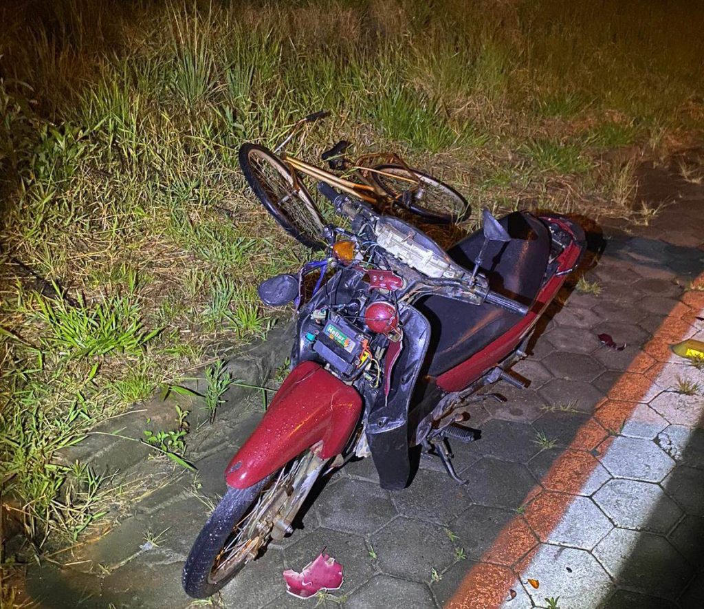 Adolescentes de bicicleta colidem contra condutor de moto em Ilhota