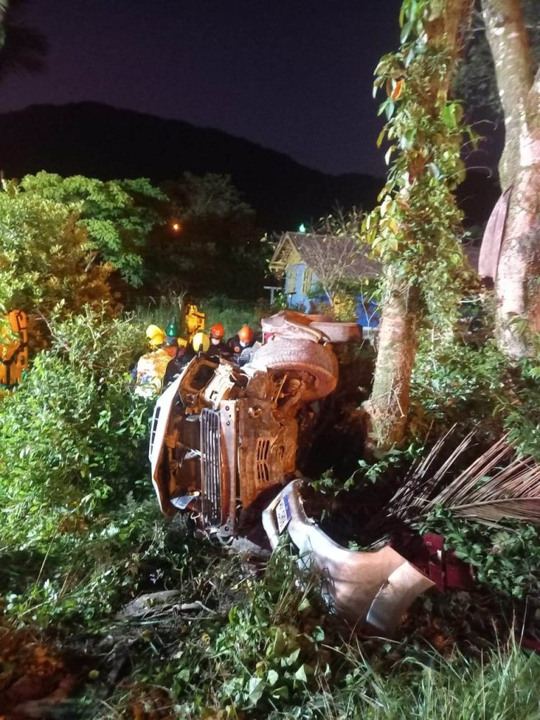 Motorista de camionete morre e duas pessoas ficam com ferimentos graves após colisão em Navegantes