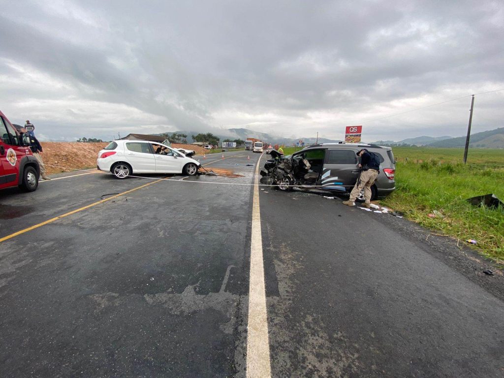 Colisão frontal entre veículos termina com morte na BR-470 em Ilhota