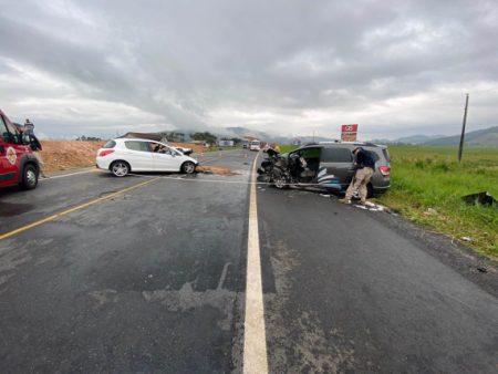 Colisão frontal entre veículos termina com morte na BR-470 em Ilhota