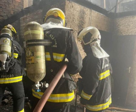 Bombeiros controlam incêndio em Galpão de Marcenaria em Ilhota