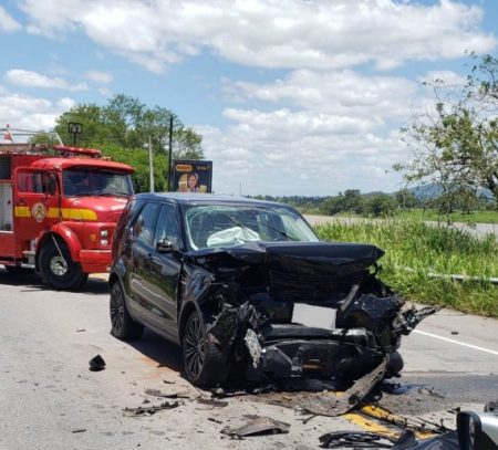 Seis pessoas se envolvem em colisão entre dois carros na rodovia Jorge Lacerda em Ilhota