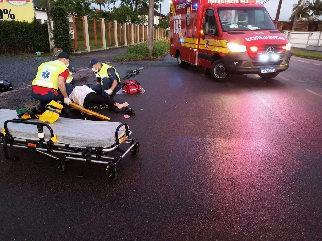 Motociclista fica ferida após colisão com um carro em Timbó