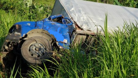 Colisão entre dois caminhões deixa um morto na BR-470 em Rodeio