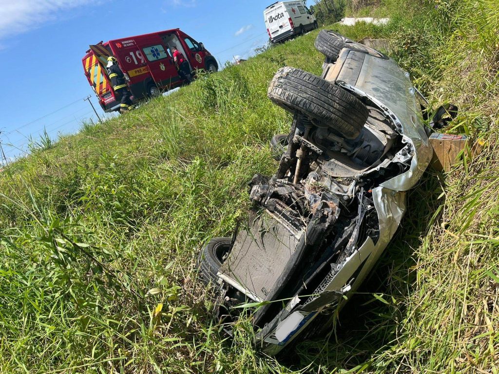 Homem fica preso no carro após capotar na BR-470 em Ilhota