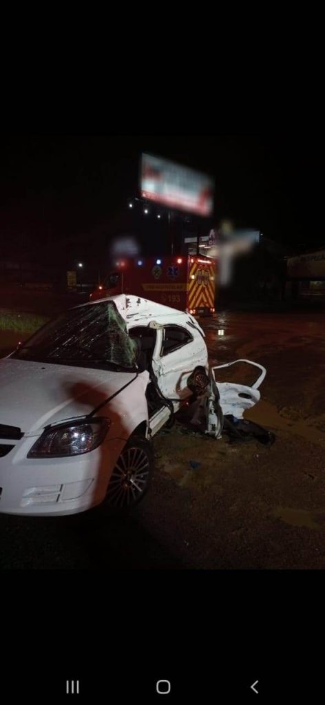 Jovem morre após colisão entre dois carros e caminhão na BR-470 em Indaial