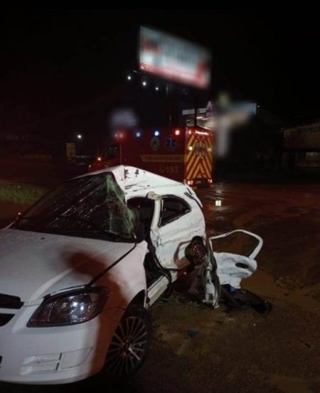 Jovem morre após colisão entre dois carros e caminhão na BR-470 em Indaial