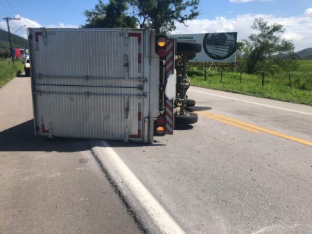 Caminhão tomba na Rodovia Jorge Lacerda em Ilhota após furar um dos pneus