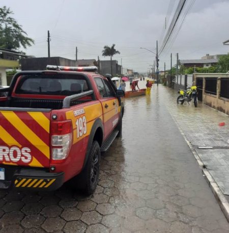 Defesa Civil emite alerta sobre deslizamentos e alagamentos em 21 municípios de Santa Catarina