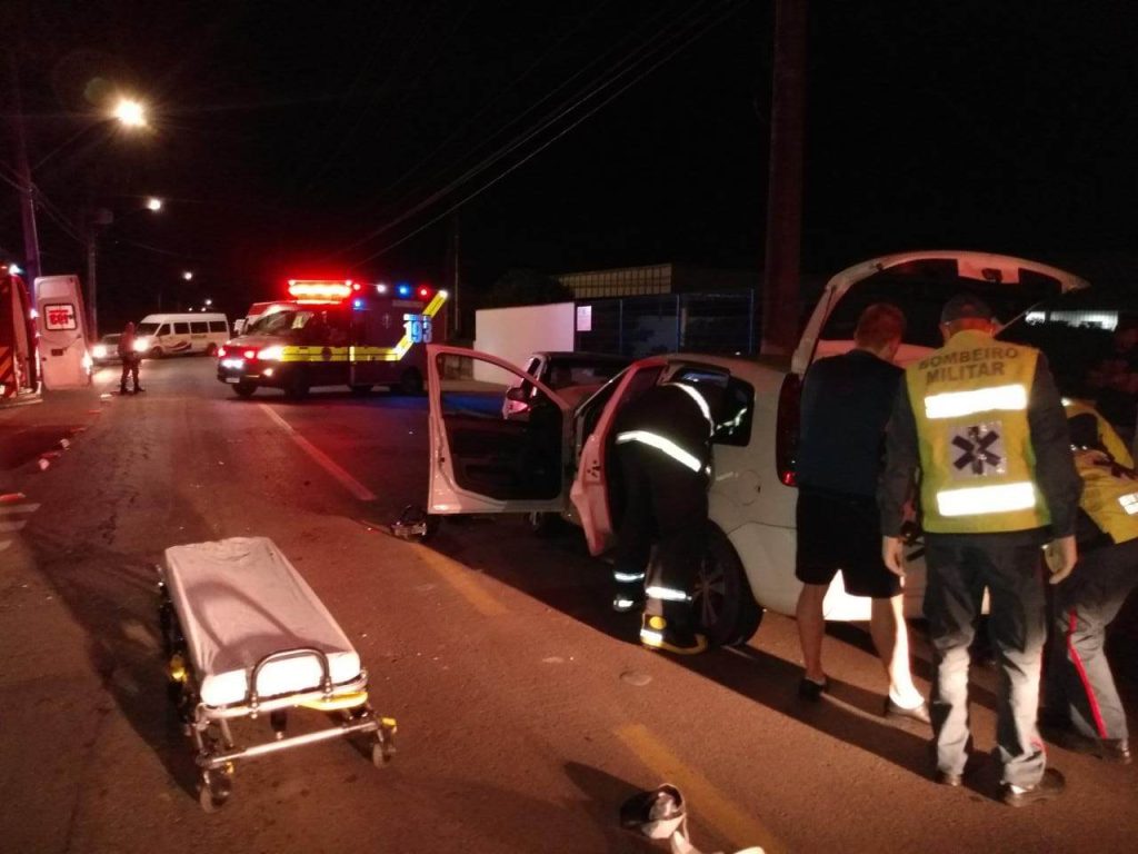 Colisão entre dois carros deixa pessoas feridas em Timbó