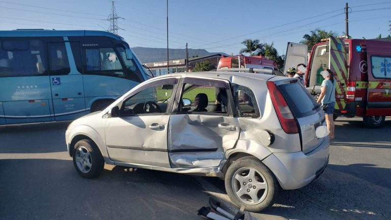 Colisão entre dois carros deixa pessoa ferida na BR-470 em Ascurra