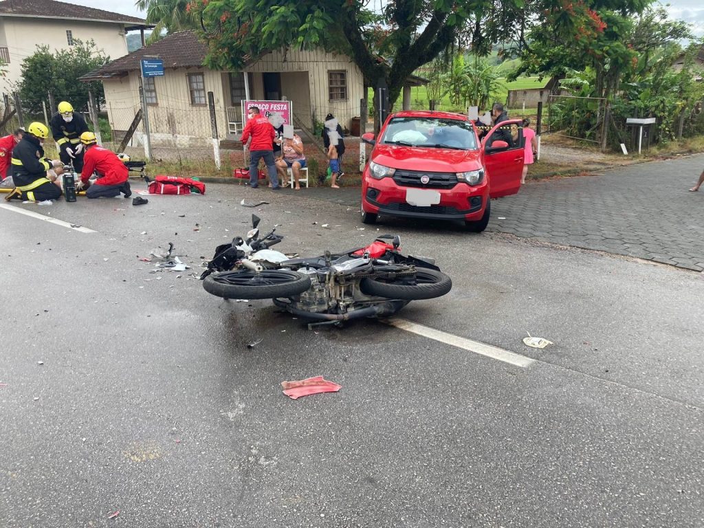 Quatro pessoas ficaram feridas após acidente entre carro e moto em Gaspar