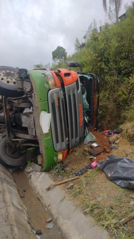 caminhoneiro morre após caminhão tombar na BR-470 em Pouso Redondo