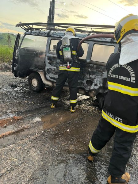 Kombi fica destruída após incêndio na BR-470 em Ilhota