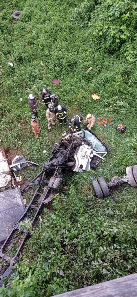 Motorista morre após perder o controle de caminhão e cair de ponte da BR-470 em Apiúna